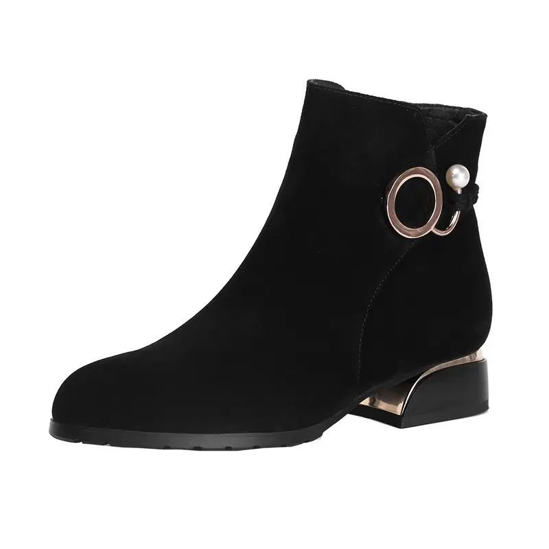 Bota Curta Feminina Com Fivela E Detalhes Dourados